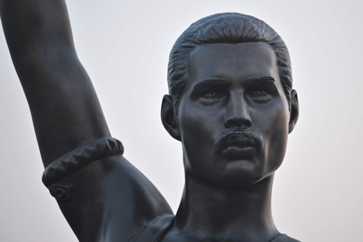 Eingefleischter Queen-Fan kann endlich Freddie-Mercury-Statue enthüllen